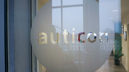 Eingangstür aus Glas, darauf der Schriftzug „auticon“.