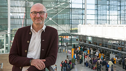 Willy Graßl im Terminal des Flughafens München.