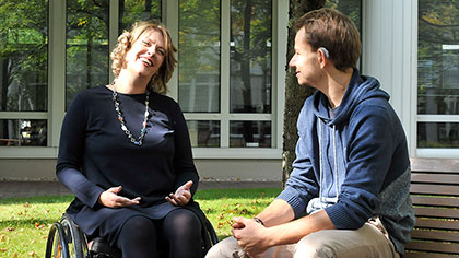 Szene im Garten: Marina Zdravkovic und Leon Baumgärtner lachen.