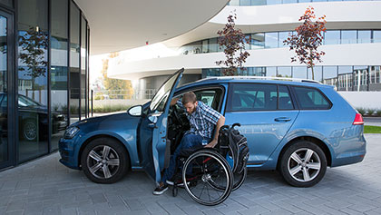 Vor dem Firmengebäude: Matthias Neubauer steigt vom Rollstuhl in sein Auto.