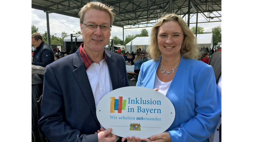 Übergabe des Emblems „Inklusion in Bayern – Wir arbeiten miteinander.“