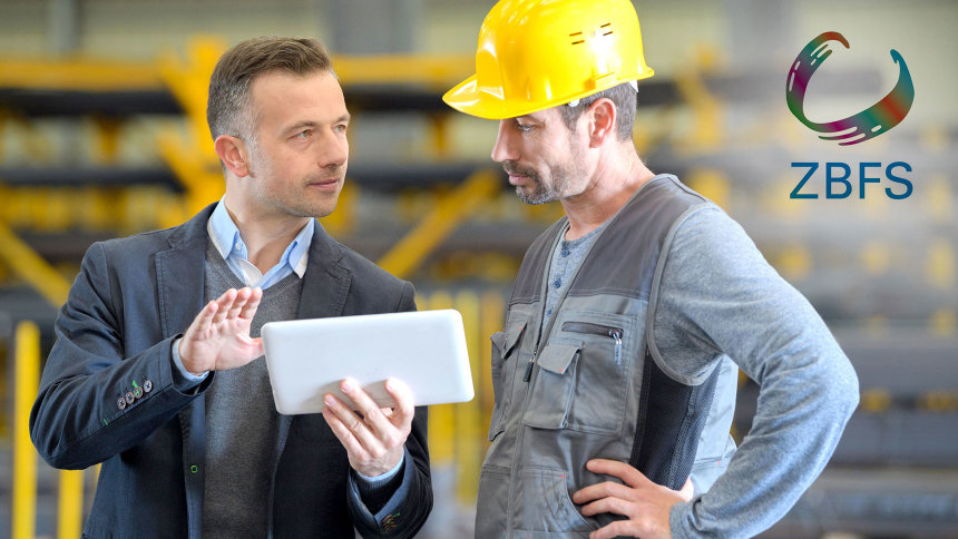 Motiv: Ein Mann im Anzug und ein Mann mit Bauhelm schauen auf ein Tablet. Logo: ZBFS