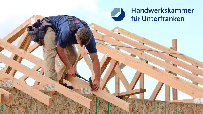 Motiv: Zimmermann arbeitet an der Dachkonstruktion. Logo: HWK für Unterfranken.