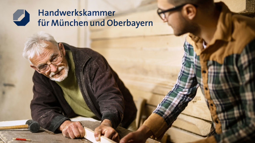 Motiv: Szene im Handwerk – jüngerer und älterer Profi bei der Holzbearbeitung. Logo: HWK für München und Oberbayern.